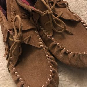 Moccasins with frills